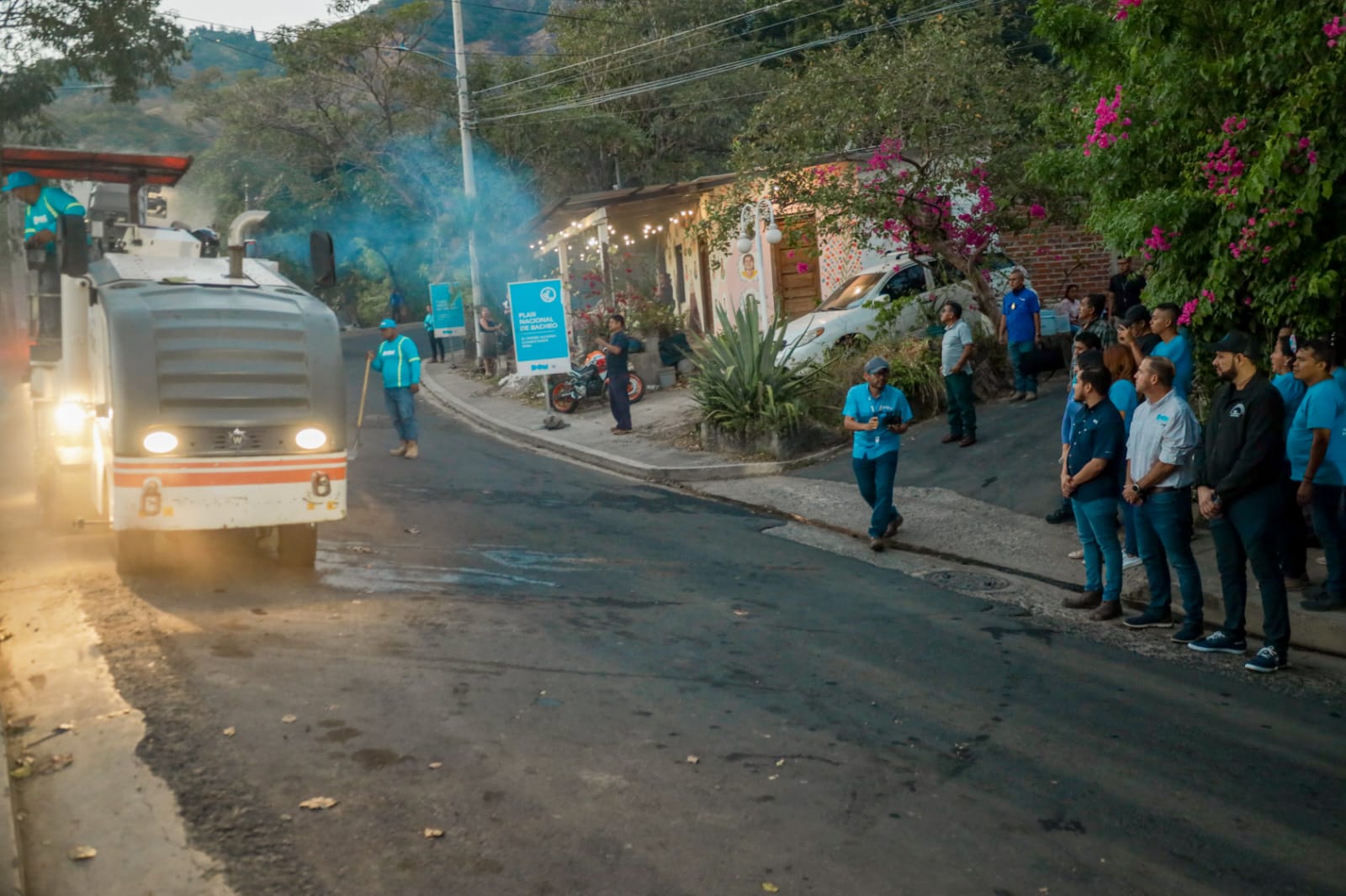 dom-inicia-trabajos-de-bacheo-en-las-vias-publica-de-panchimalco